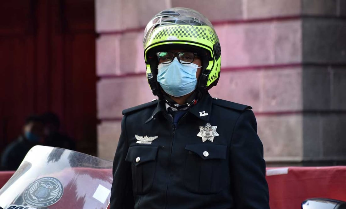 Aunque también viste de azul, el policía de tránsito tiene características especiales | Foto: Agencia Es Imagen para El Universal Puebla
