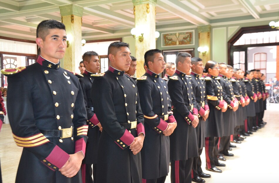 Comienza con la inscripción en línea, seguida de la entrega de documentación, y luego se realiza una serie de pruebas que todos los aspirantes deben completar, sin importar si desean ingresar al Heroico Colegio Militar o a cualquier otra institución de la Sedena.

Foto: Producción El Universal Puebla