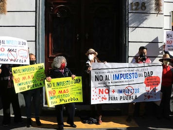 Morenistas se manifiestan frente a Palacio Municipal de Puebla contra el DAP