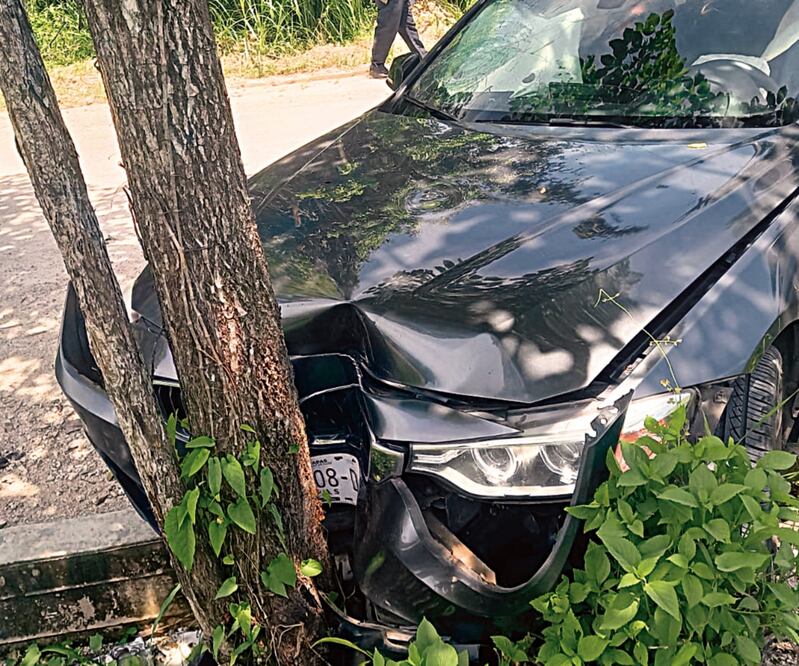 Tras ser baleado, el investigador perdió el control y chocó su auto. Foto: Especial
