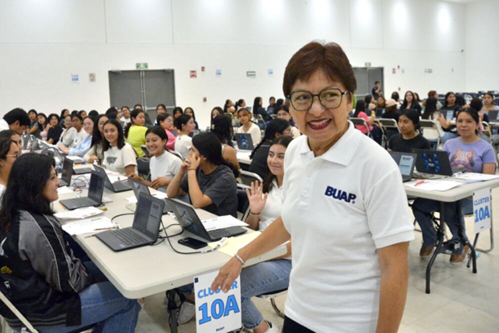 Lilia Cedillo Ramírez realiza recorrido durante la aplicación del Examen General de Admisión 2024 | Foto: BUAP