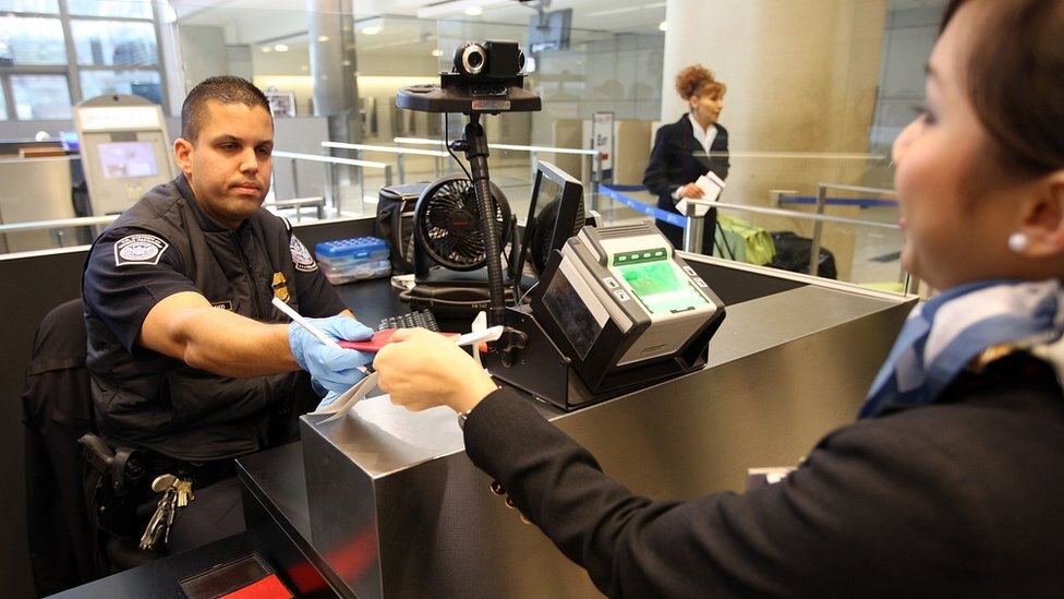 El Programa de Exención de Visa (VWP, por sus siglas en inglés) permite a los ciudadanos de los países que forman parte de este programa viajar a Estados Unidos por motivos de turismo o negocios.

Foto: Producción El Universal Puebla