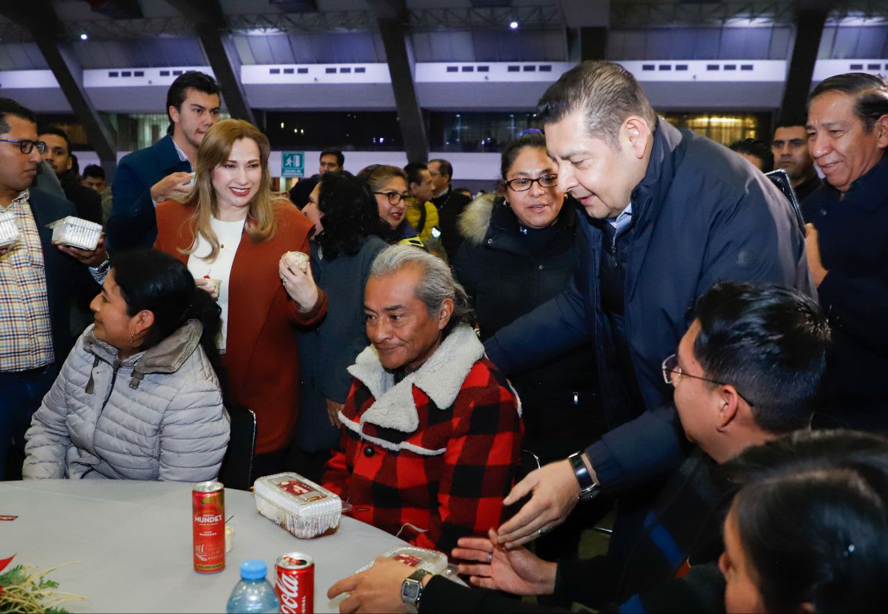 Poblanos celebran la Nochebuena con Alejandro Armenta en la cena navideña gratuita
