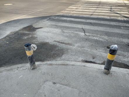 Continúa la instalación de bolardos en la ciudad