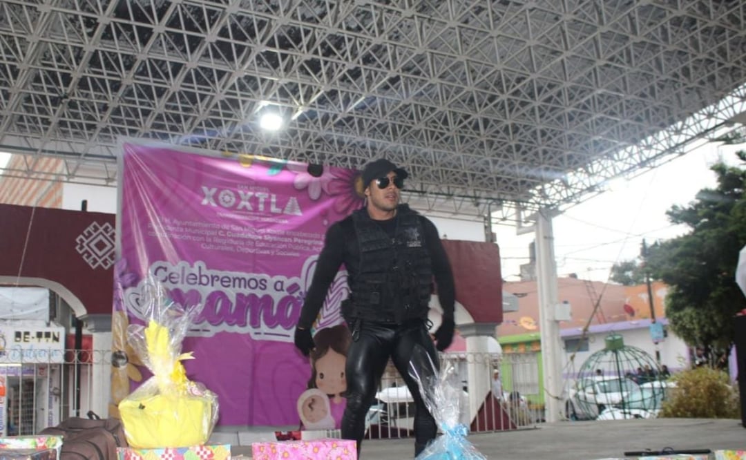 En la explanada del Ayuntamiento de San Miguel Xoxtla se celebró el Día de las Madres con un show de strippers. | Foto: Facebook Ayuntamiento San Miguel Xoxtla