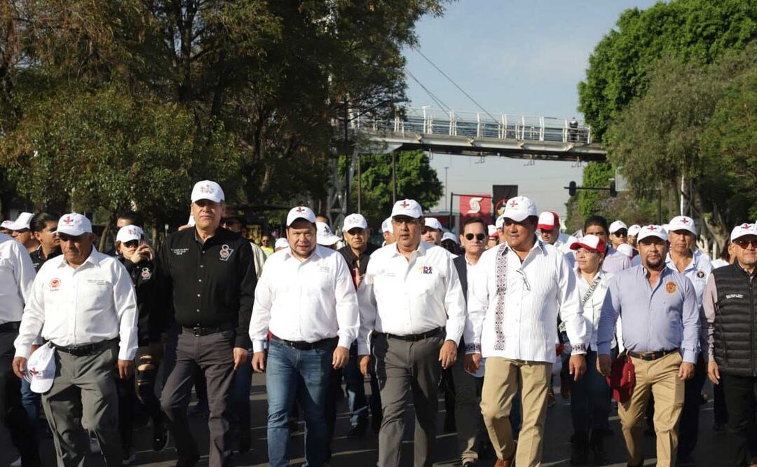 El gobernador Sergio Salomón marchó junto con trabajadores y líderes sindicales este 1 de mayo, Día del Trabajo | Foto:  agencia Es Imagen para El Universal Puebla