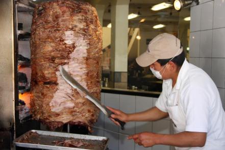 Así son los trompos de los tacos árabes en Puebla