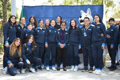 Rectora María Lilia Cedillo Ramírez uniformes a la delegación de deportistas de la BUAP