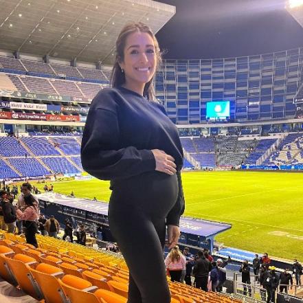 Vicky Betancourt, esposa de Nicolás Larcamón y la mamá más fitness de Puebla, luce su pancita
