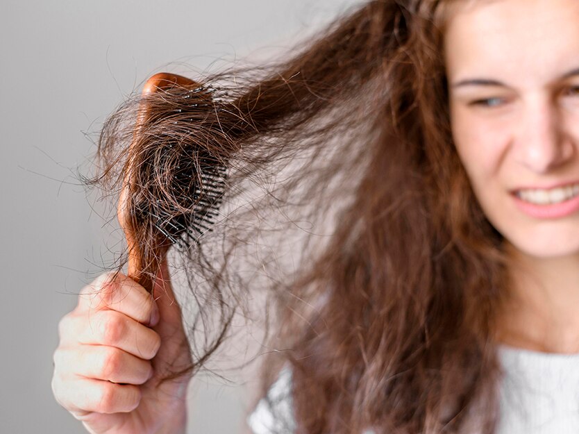 Asimismo, es aconsejable reducir la frecuencia de lavado para evitar eliminar los aceites naturales que protegen y nutren el cabello, permitiendo que se mantenga saludable y con un brillo natural durante los días fríos.


Foto: Producción El Universal Puebla