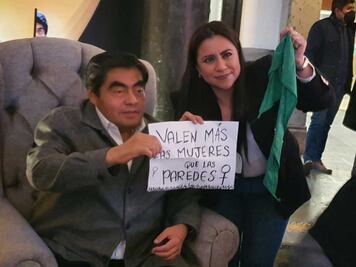 Asegura Barbosa que respeta expresiones de grupos feministas