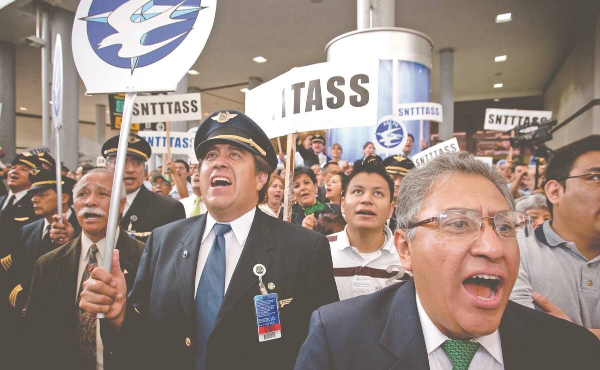 Trabajadores de Mexicana de Aviación recorren con pancartas los pasillos del Aeropuerto Internacional de la Ciudad de México, el 12 de julio de 2011, tras quedar la aerolínea fuera de operaciones. Foto: Archivo/ EL UNIVERSAL.