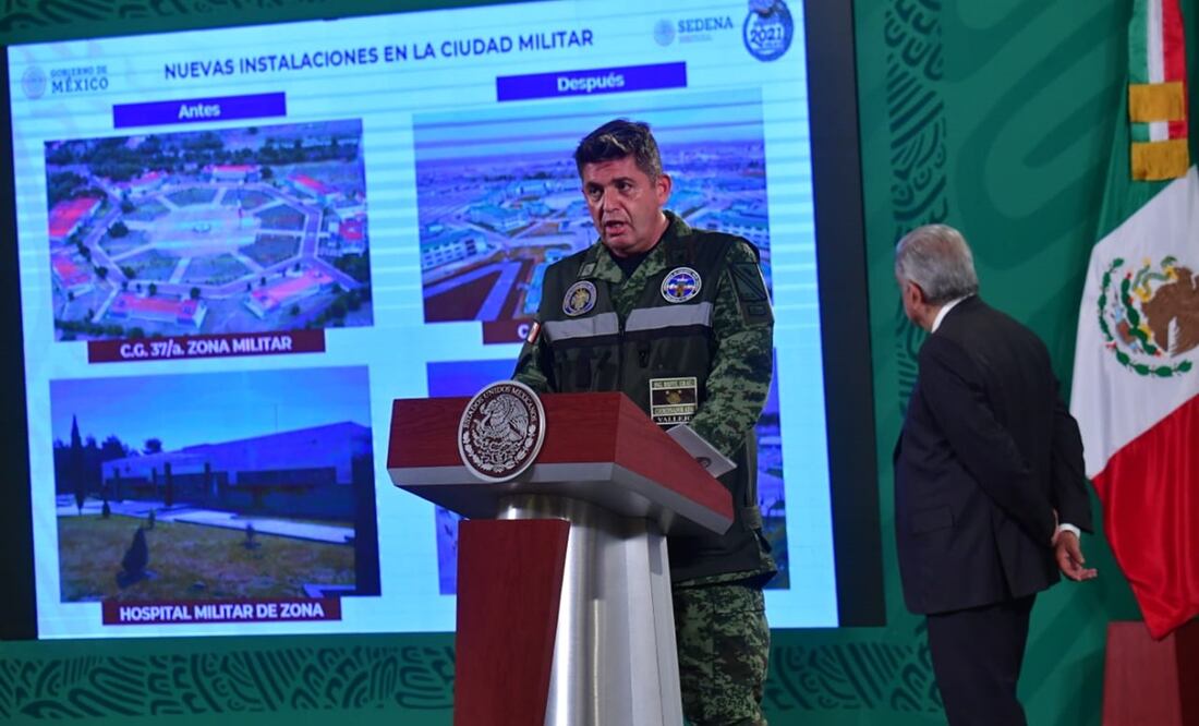 El general Vallejo mostró un informe y aseguró que el Aeropuerto será entregado en fecha comprometida y sin rebasar presupuesto. Foto: Hugo García/EL UNIVERSAL