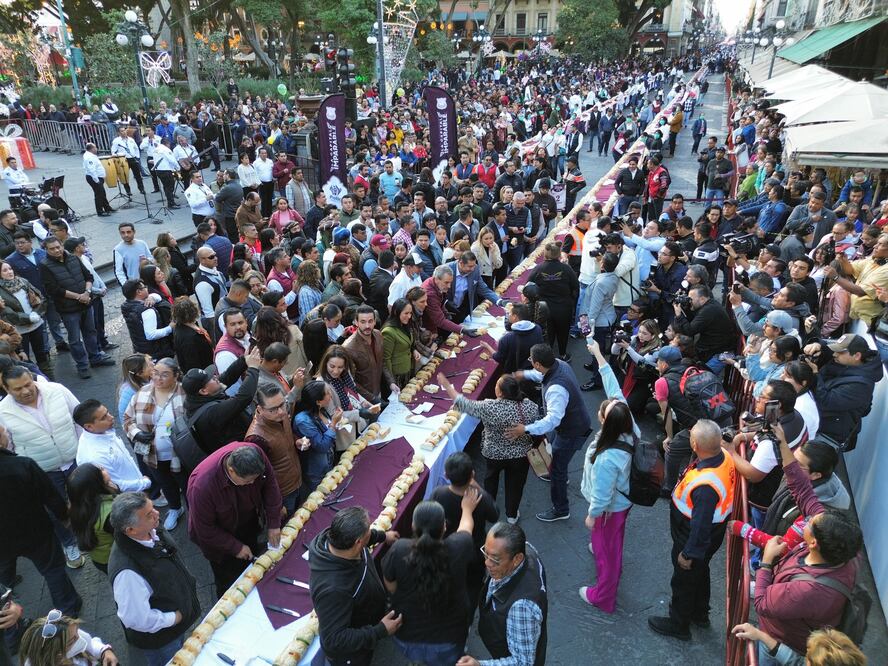 Esta rosca monumental fue elaborada por panaderos poblanos