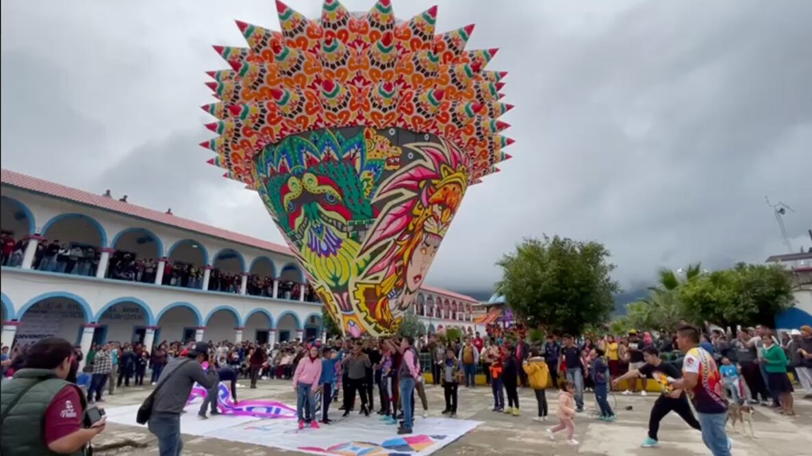 En Zongozotla se despidió a las ánimas este Día de Muertos con globos de Cantoya | Foto: Redes Sociales