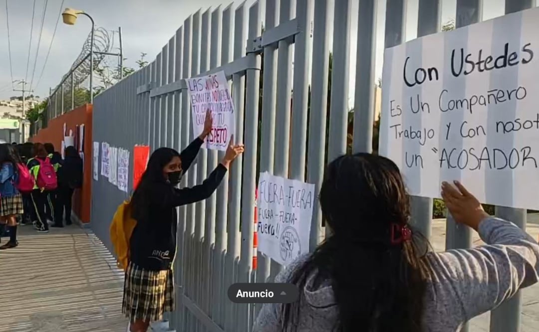 Alumnas y padres de familia se manifestaron a las afueras del Bachillerato Antonio Garfias, donde denunciaron a un presunto maestro acosador | Foto: Facebook Informativo TV