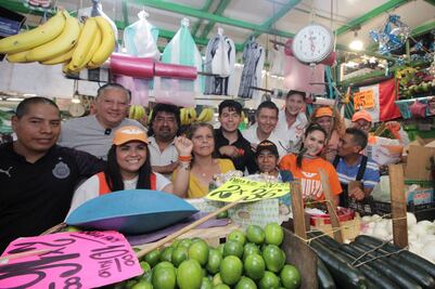 Fernando Morales y candidatos de MC escuchan demandas en el Mercado Zapata