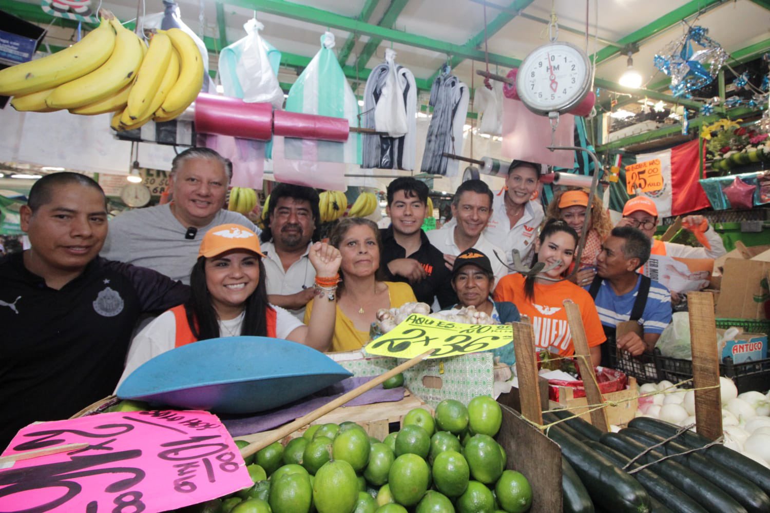 Fernando Morales y candidatos de MC escuchan demandas en el Mercado Zapata