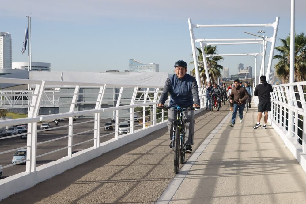 Inauguran los trabajos de rehabilitación en la ciclopista de la Vía Atlixcáyotl | Foto: Agencia Es Imagen para El Universal Puebla