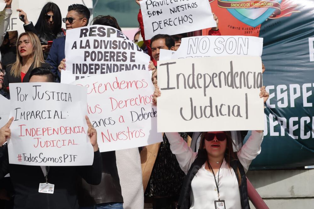 Desde los accesos a las instalaciones del Poder Judicial de Puebla, los trabajadores realizan una manifestación pacífica | Foto: Agencia Es Imagen para El Universal Puebla