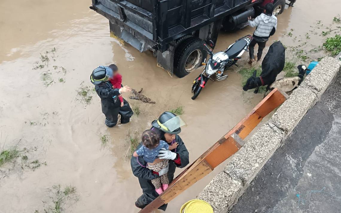 Los residentes de estas viviendas han decidido trasladarse temporalmente con familiares en lugar de ir a un refugio.
Foto: Producción El Universal Puebla