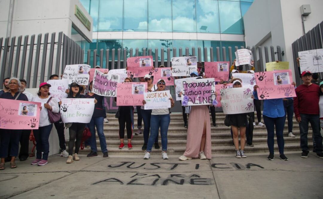 Familiares y amigos de Aline Reynoso se manifestaron frente a la Fiscalía de Puebla para exigir justicia por su femicidio | Foto: Agencia Es Imagen para El Universal Puebla