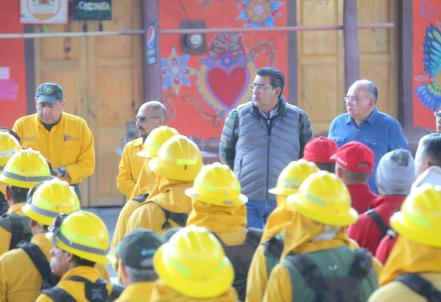 Brigadistas y voluntarios continúan combatiendo incendio forestal en Zacatlán