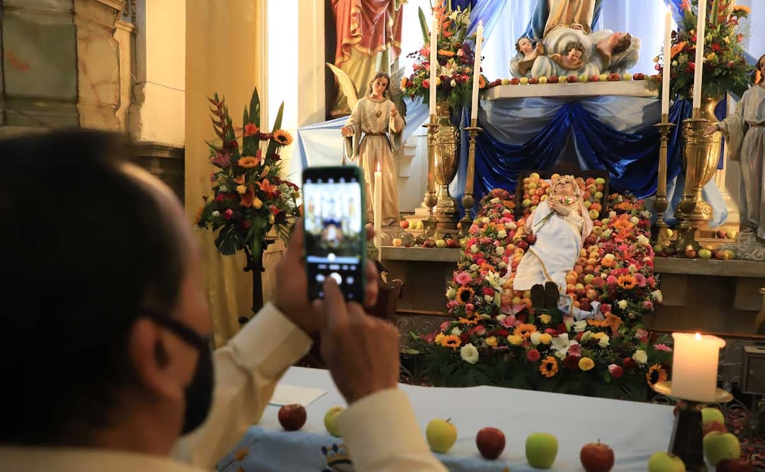 El Templo de la Soledad se llena de feligreses que con cantos y oraciones alaban a la virgen | Es Imagen para El Universal Puebla