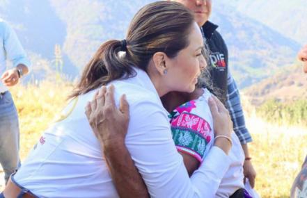 Sergio Salomón Céspedes y Gaby Bonilla apoyan a los afectados por incendio forestal en Zacatlán 