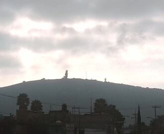 ¿Ya viste al ángel sentado sobre la autopista México-Puebla? Esto significa