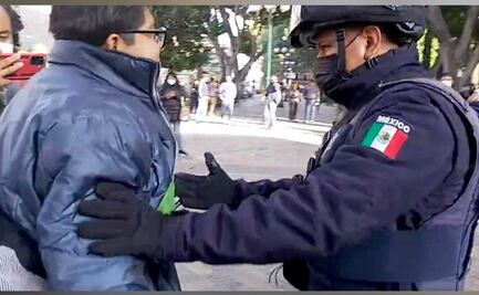 Estudiantes hacen plantón en el zócalo para exigir ampliación de matrícula