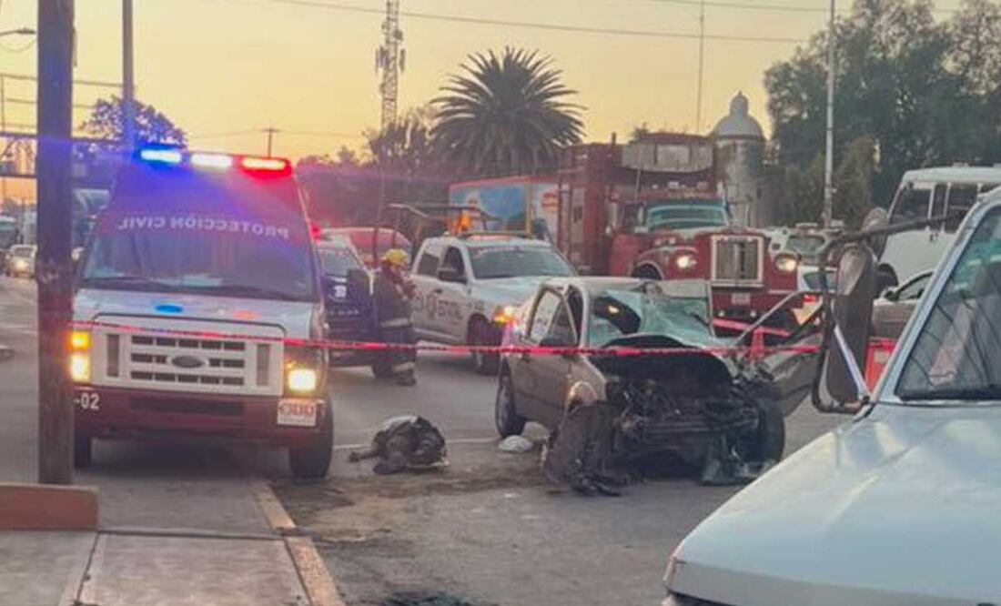 El choque entre un automóvil y un camión de transporte de personal dejó un muerto en San Salvador Chachapa | Foto: Antonio Rivas