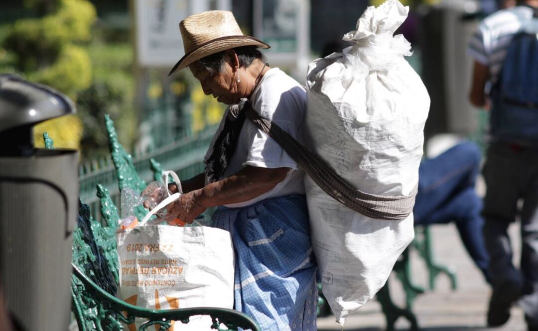 Por necesidad muchos poblanos están obligados a tener malos trabajos con los que ganan poco y arriesgan su salud | Foto: Agencia Es Imagen para El Universal Puebla