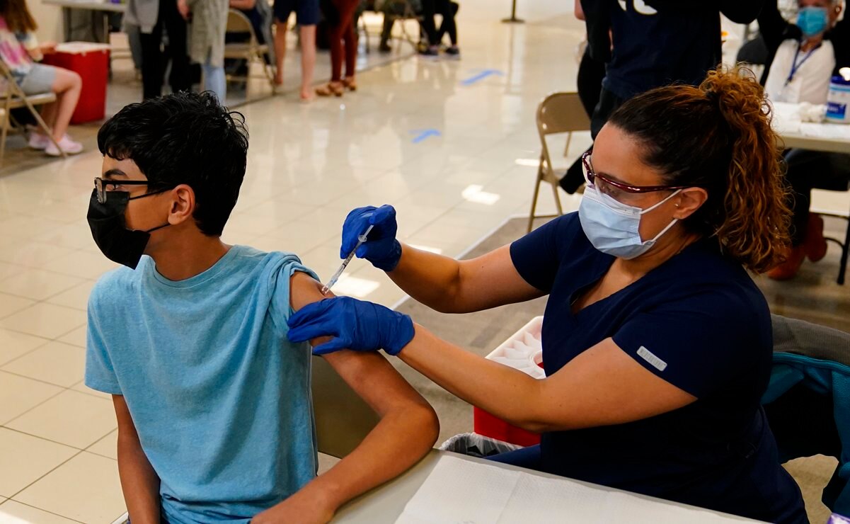 Cofepris autoriza aplicación de vacuna Pfizer a menores de 12 años en adelante