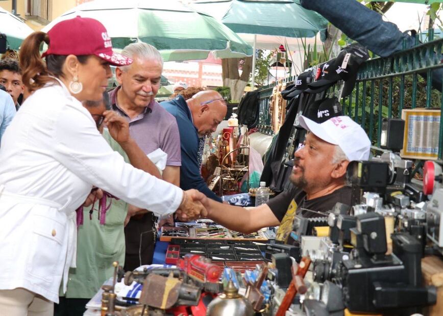 Olivia Salomón habló con comerciantes del barrio de Los Sapos | Fotos Especiales para El Universal Puebla