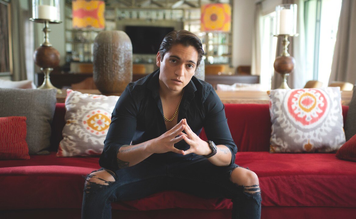 El poblano Ángel Kuri lanza el sencillo 'Droga natural' para poner a bailar a todo México