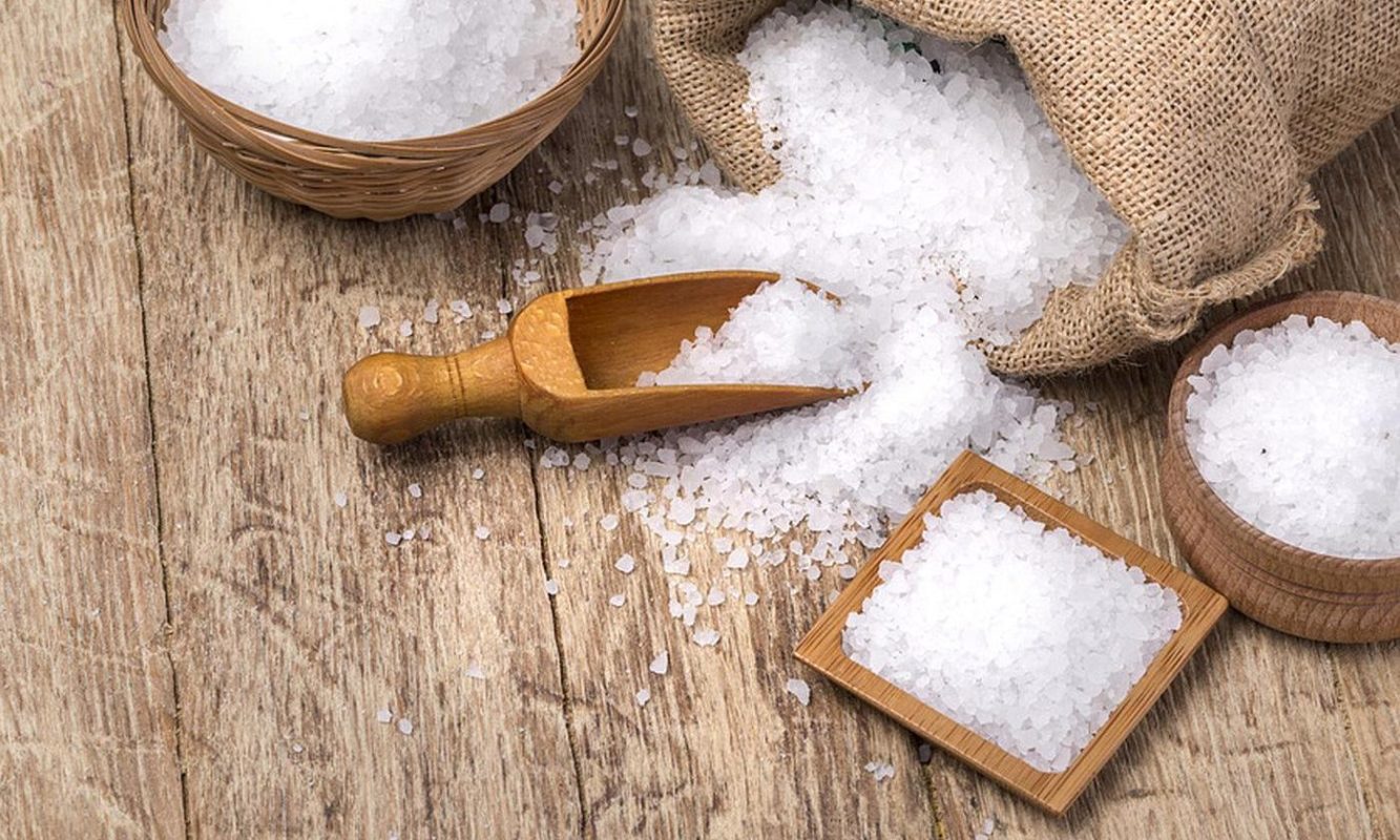 Aunque esto podría beneficiar la salud, uno de los aspectos más destacados de la sal marina es su sabor más intenso, lo que puede llevar a usar una menor cantidad al sazonar los alimentos.

Foto: Producción El Universal Puebla