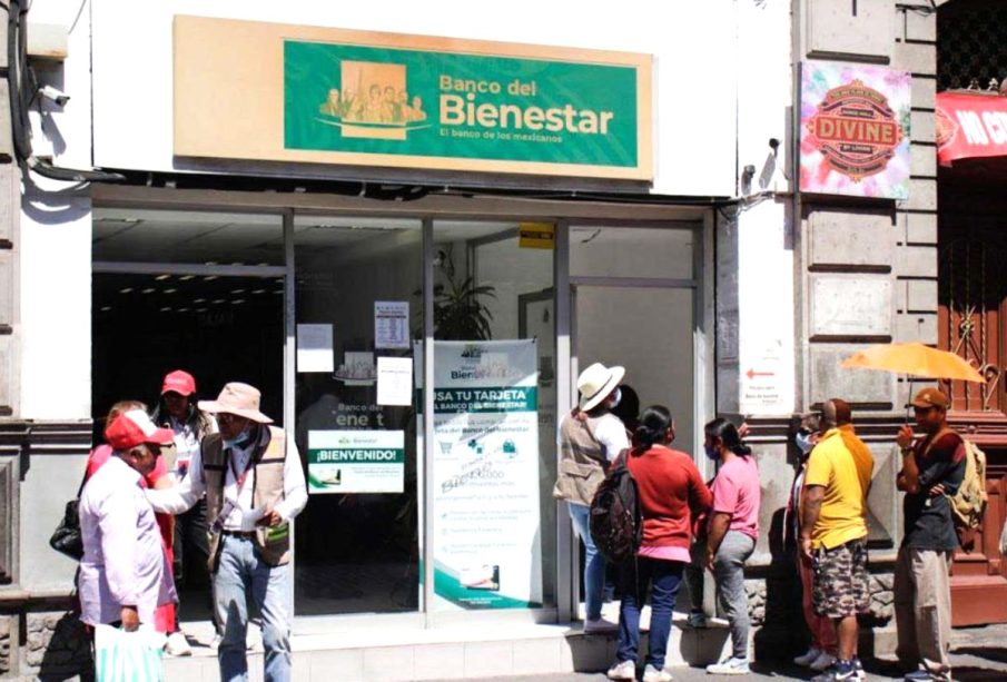 Las tarjetas del Bienestar pueden ser usadas sin costo en los establecimientos con terminal bancaria, facilitando así la compra y el retiro de efectivo sin comisiones. 

Foto: Producción El Universal Puebla