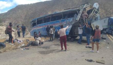 Sube a 17 el número de muertos por accidente en carretera Cuacnopalan-Oaxaca