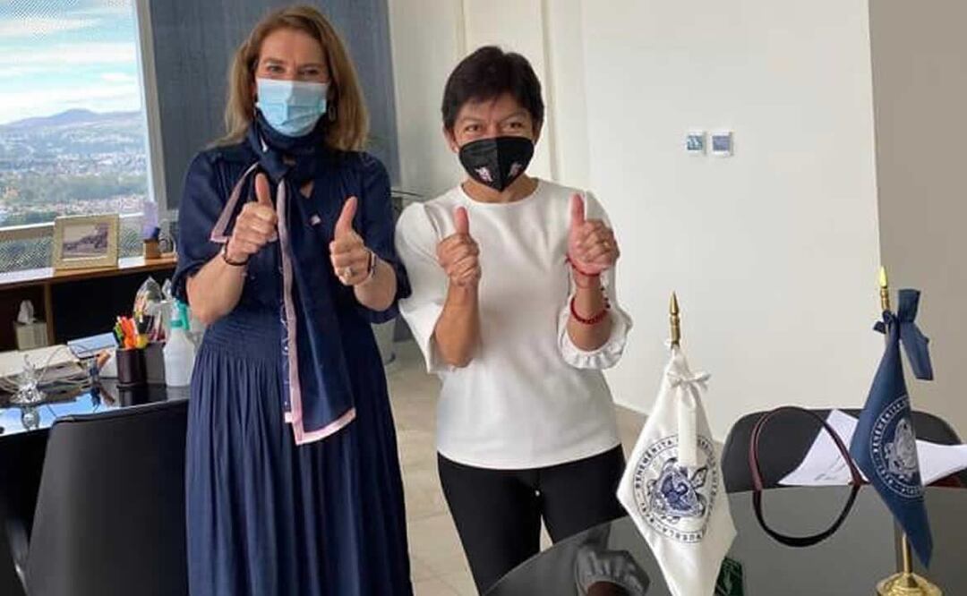 Esta es la primera reunión entre la académica y la rectora. Foto: Beatriz Gutiérrez Müller / Facebook