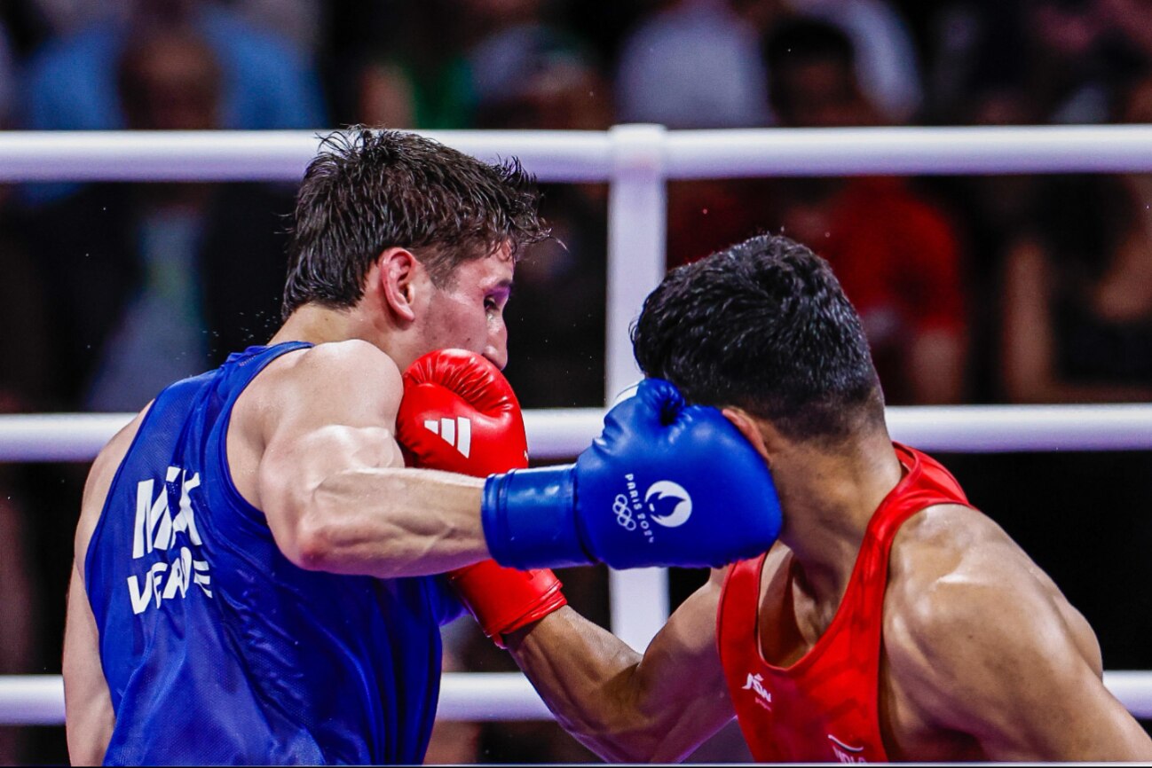 El Green como le apodan fue el que más propuso en el primer asalto, mientras que Lewis se mantuvo a distancia, aprovechando su alcance. 

Foto: Producción El Universal Puebla