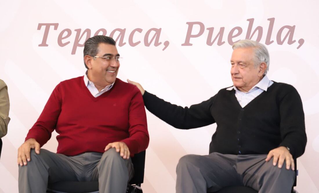 AMLO y Sergio Salomón supervisan programas sociales en Tepeaca | Foto: EsImagen