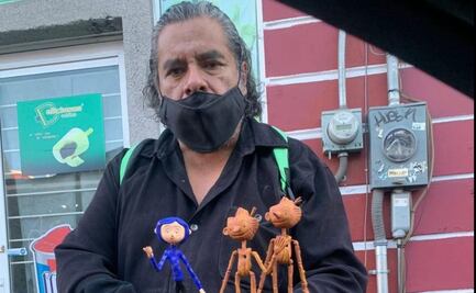 Aquí hay talento, artesano vende figuras de Pinocchio en el Centro Histórico de Puebla