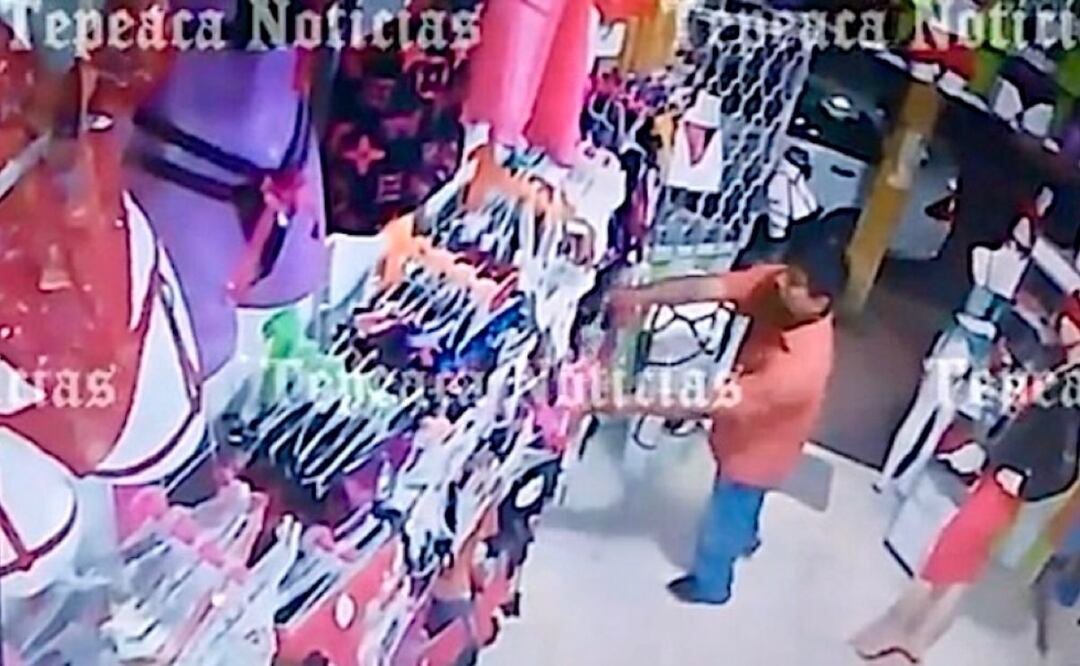 Un hombre fue captado robando calzones en una tienda de lencería | Foto: Captura video Tepeaca Noticias