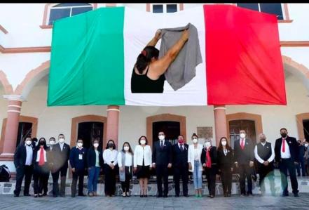 Conmemoran en Teteles el Día de la Bandera sin Escudo Nacional