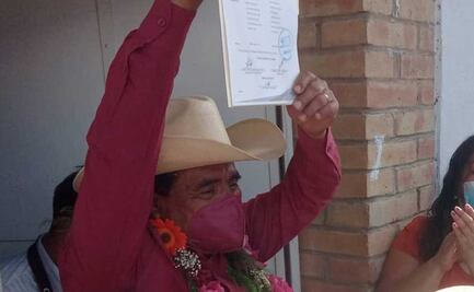 ¿Quién es el polémico alcalde de Zinacatepec que puso una estatua del gobernador?