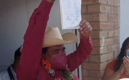 ¿Quién es el polémico alcalde de Zinacatepec que puso una estatua del gobernador?