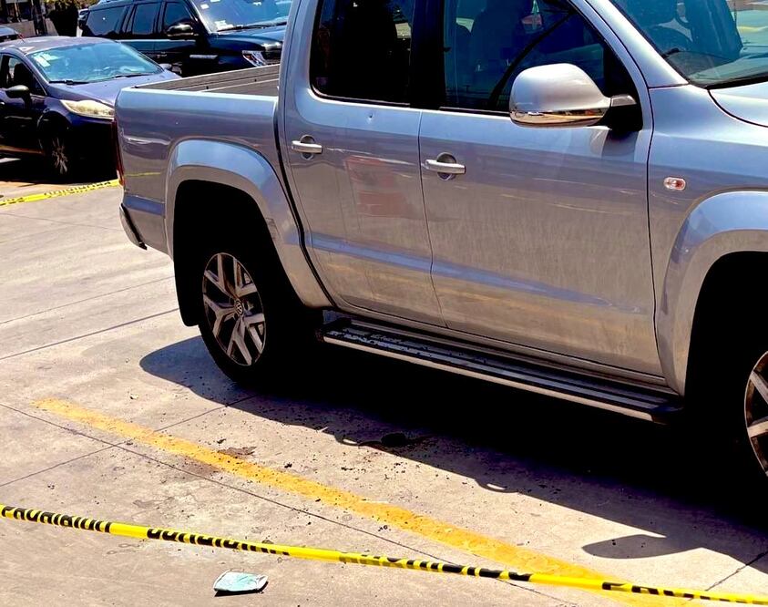 Los disparos del asalto en Vía San Ángel impactaron directamente en esta camioneta | Foto: Redes sociales