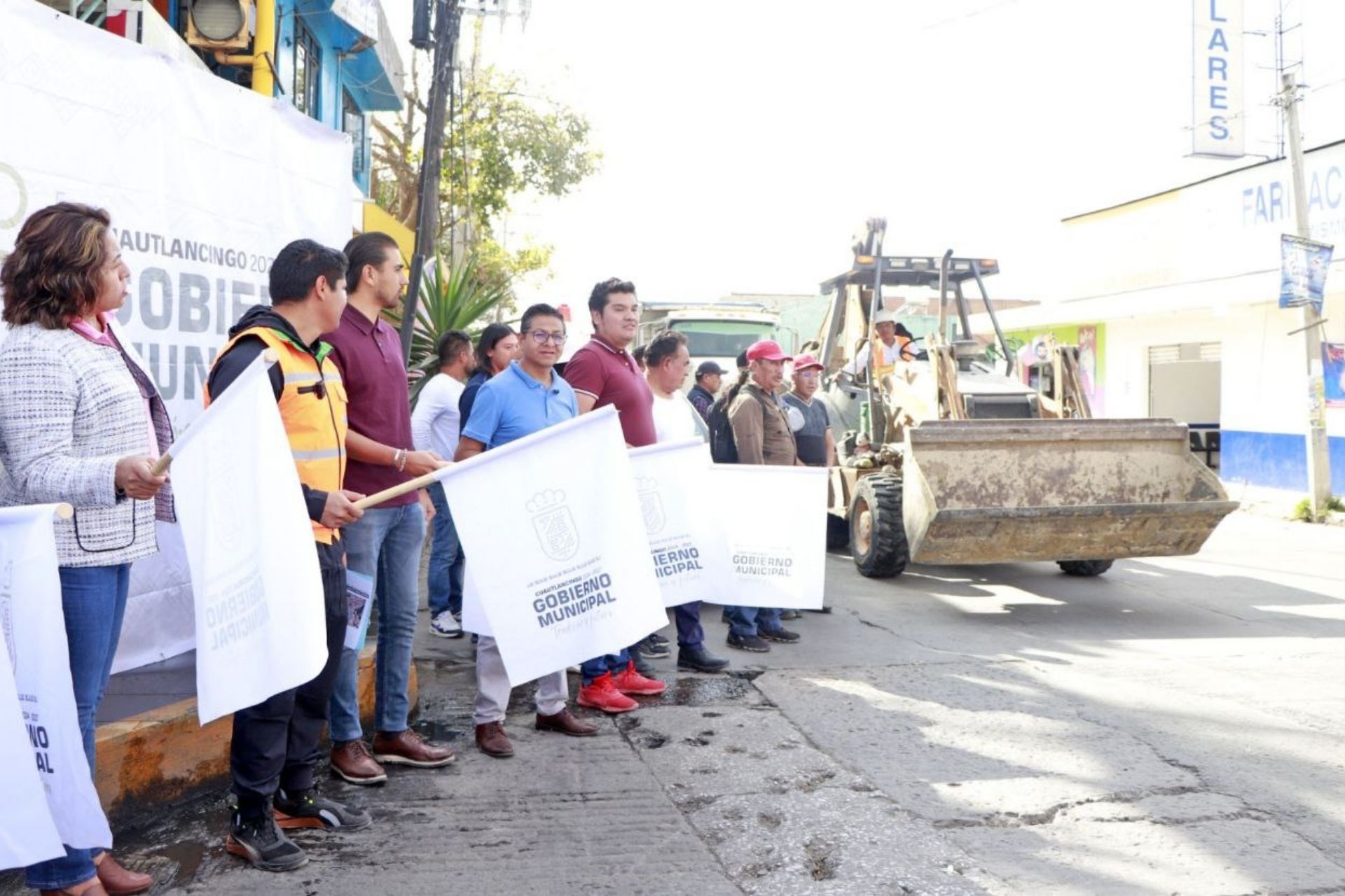 Omar Muñoz dio banderazo de salida en rehabilitación de calle / Foto: Especial