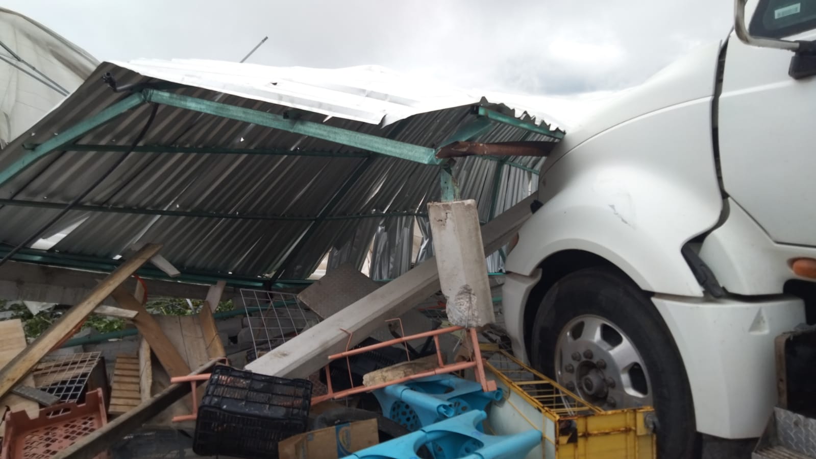 Se registraron pérdidas estructurales en inmuebles e invernaderos, sin pérdidas humanas | Foto: Gobierno del Estado